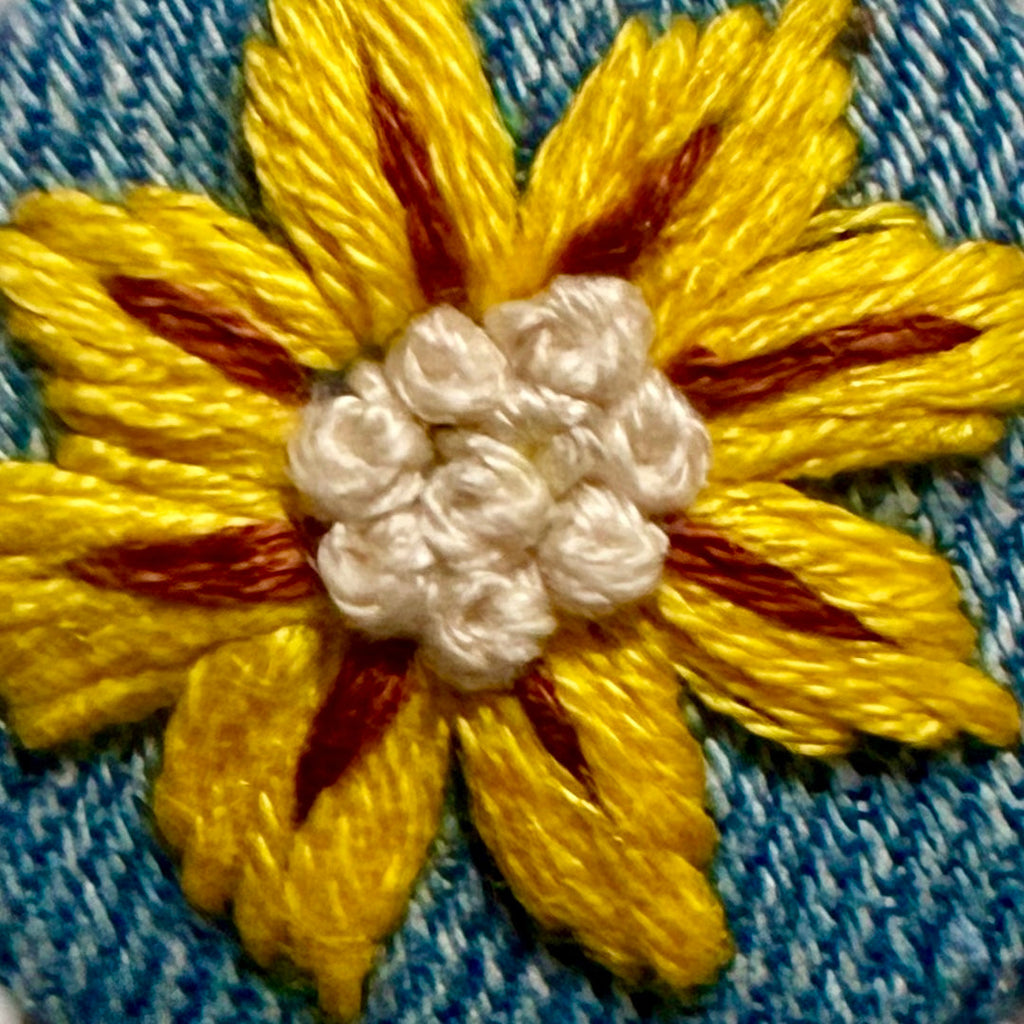 collana con medaglione ricamato a mano 🌼 Denim