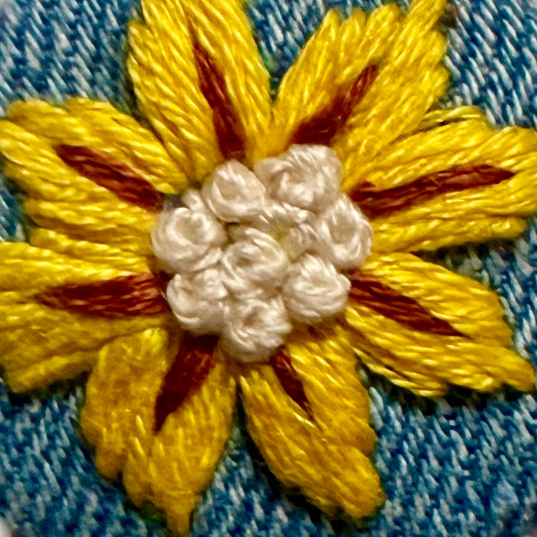 collana con medaglione ricamato a mano 🌼 Denim