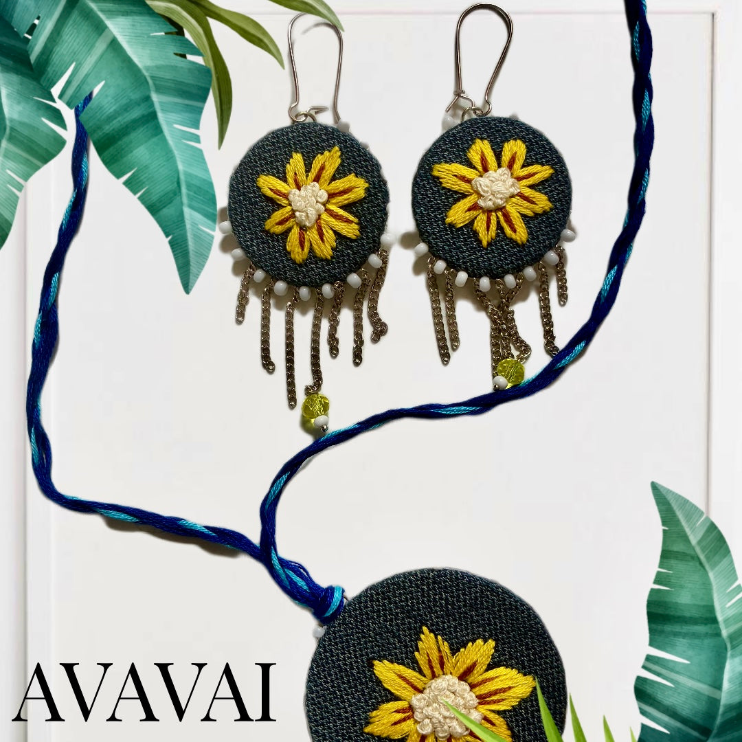 collana con medaglione ricamato a mano 🌼 Blue Denim
