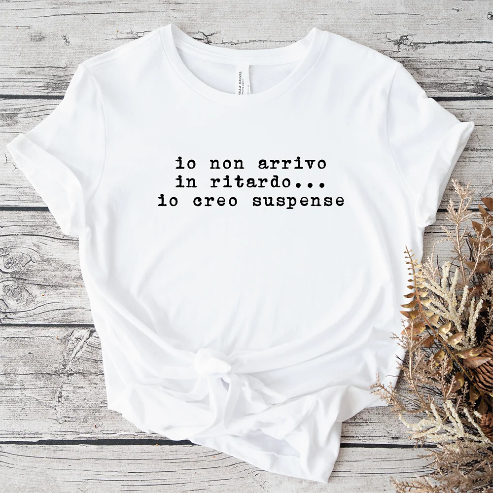 T-shirt Io Non Arrivo in Ritardo – Maglietta ironica donna e uomo