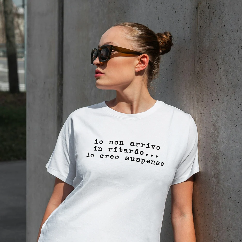 T-shirt Io Non Arrivo in Ritardo – Maglietta ironica donna e uomo