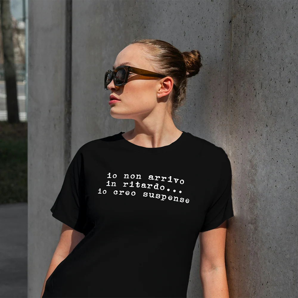 T-shirt Io Non Arrivo in Ritardo – Maglietta ironica donna e uomo