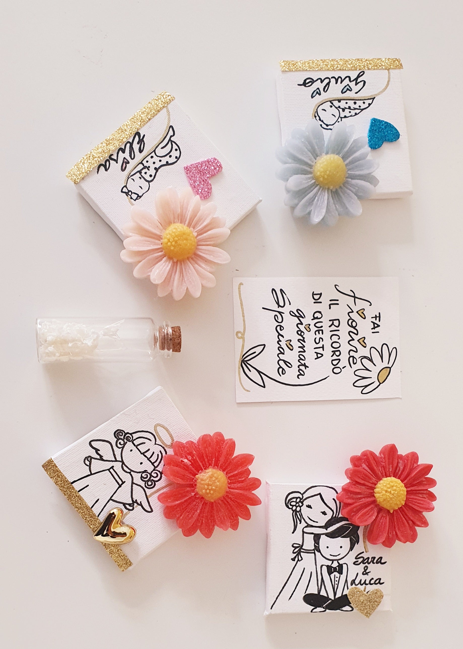 TELA CON FIORE IN CERA E DISEGNO E AMPOLLA CON SEMI DI FIORI